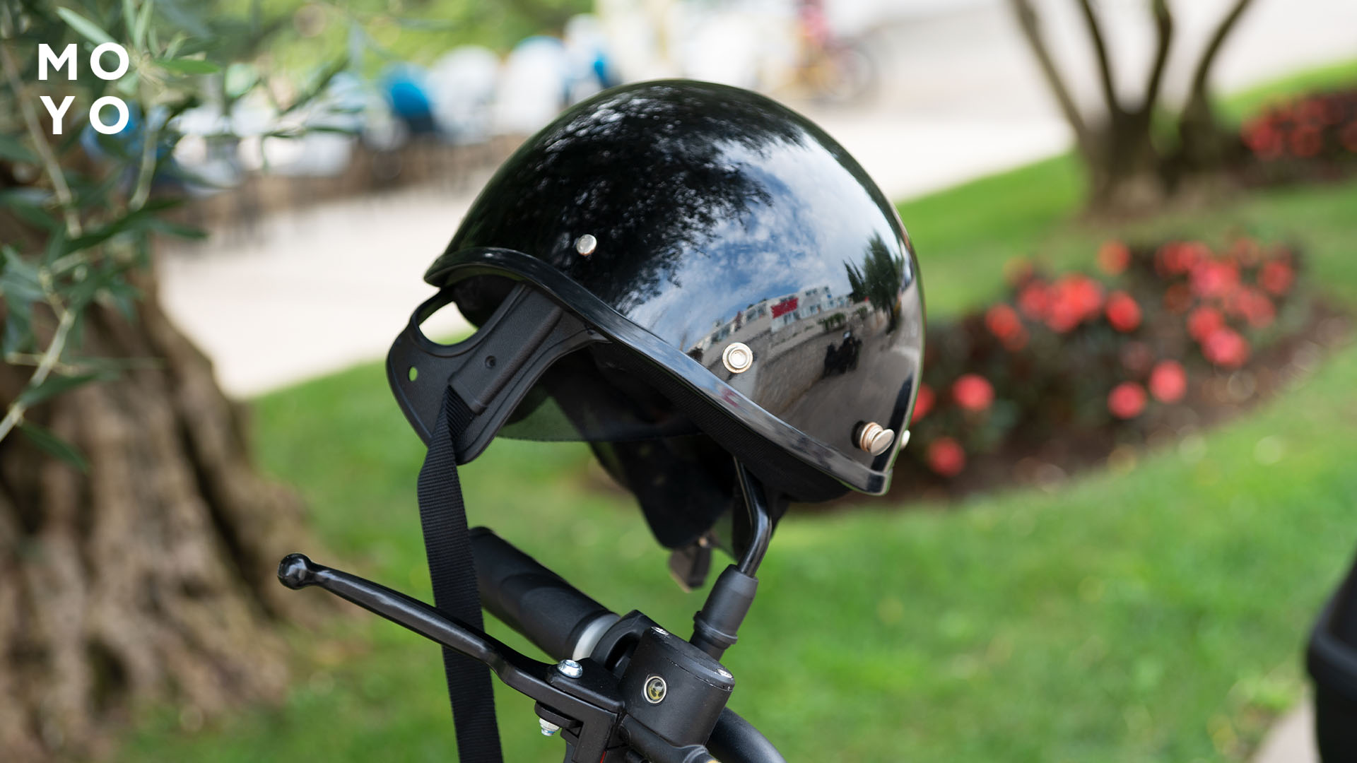 шолом для безпеки під час їзди на скутері