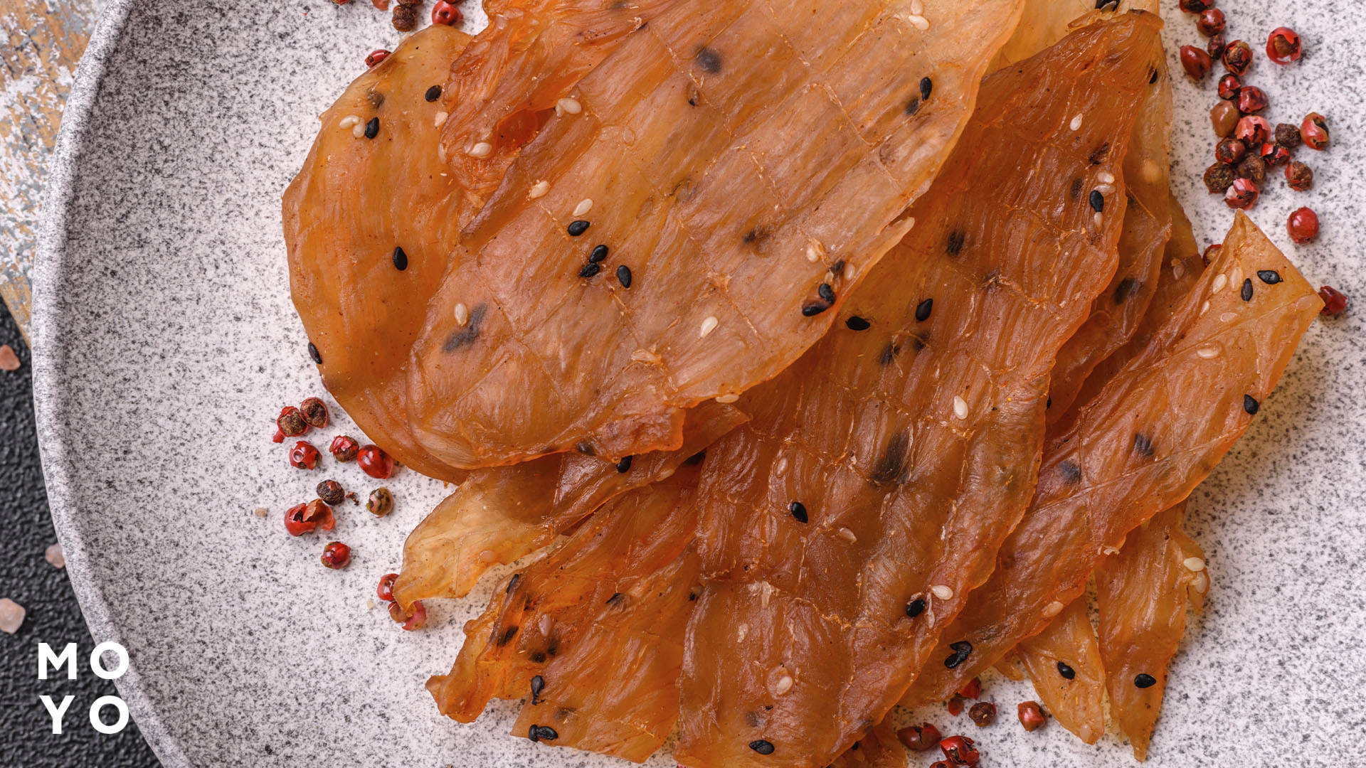 Куриные джерки на блюде