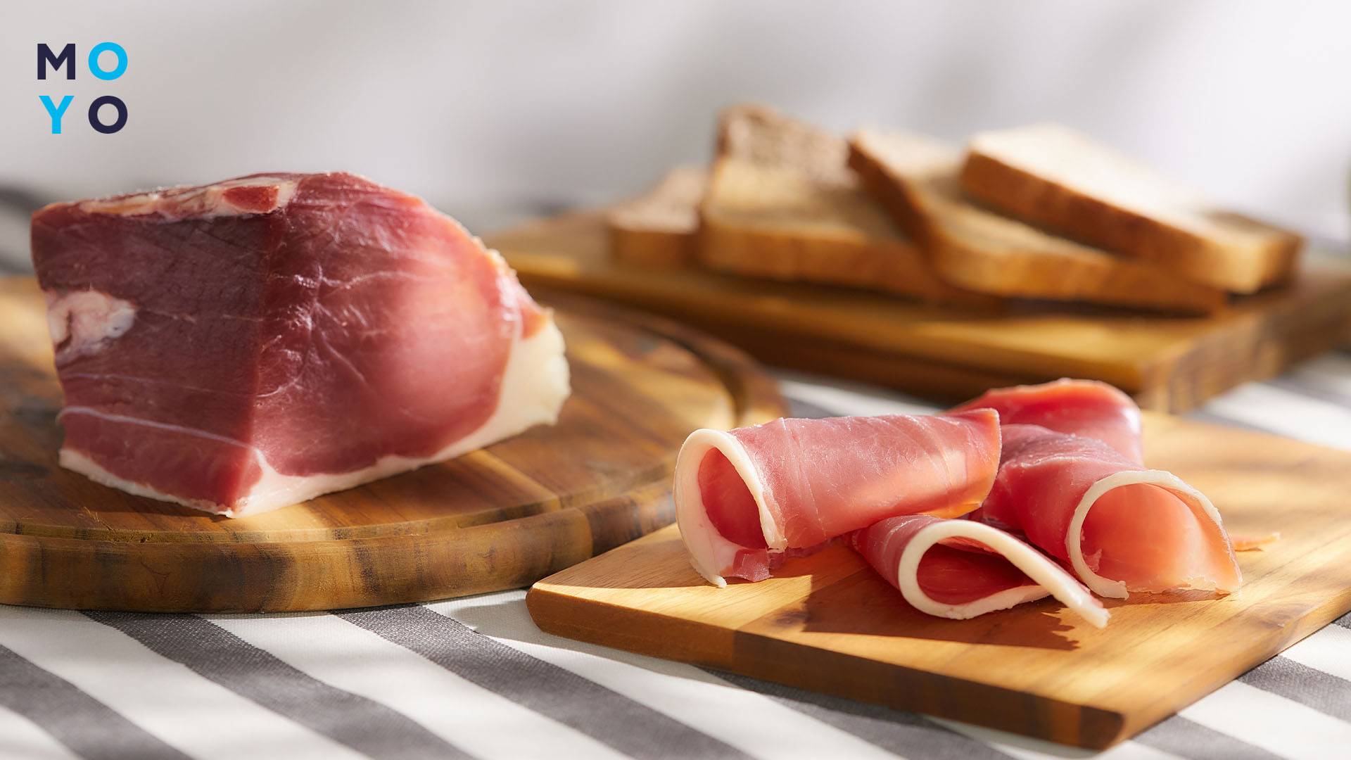 Джерки зі свинини на обробній дошці