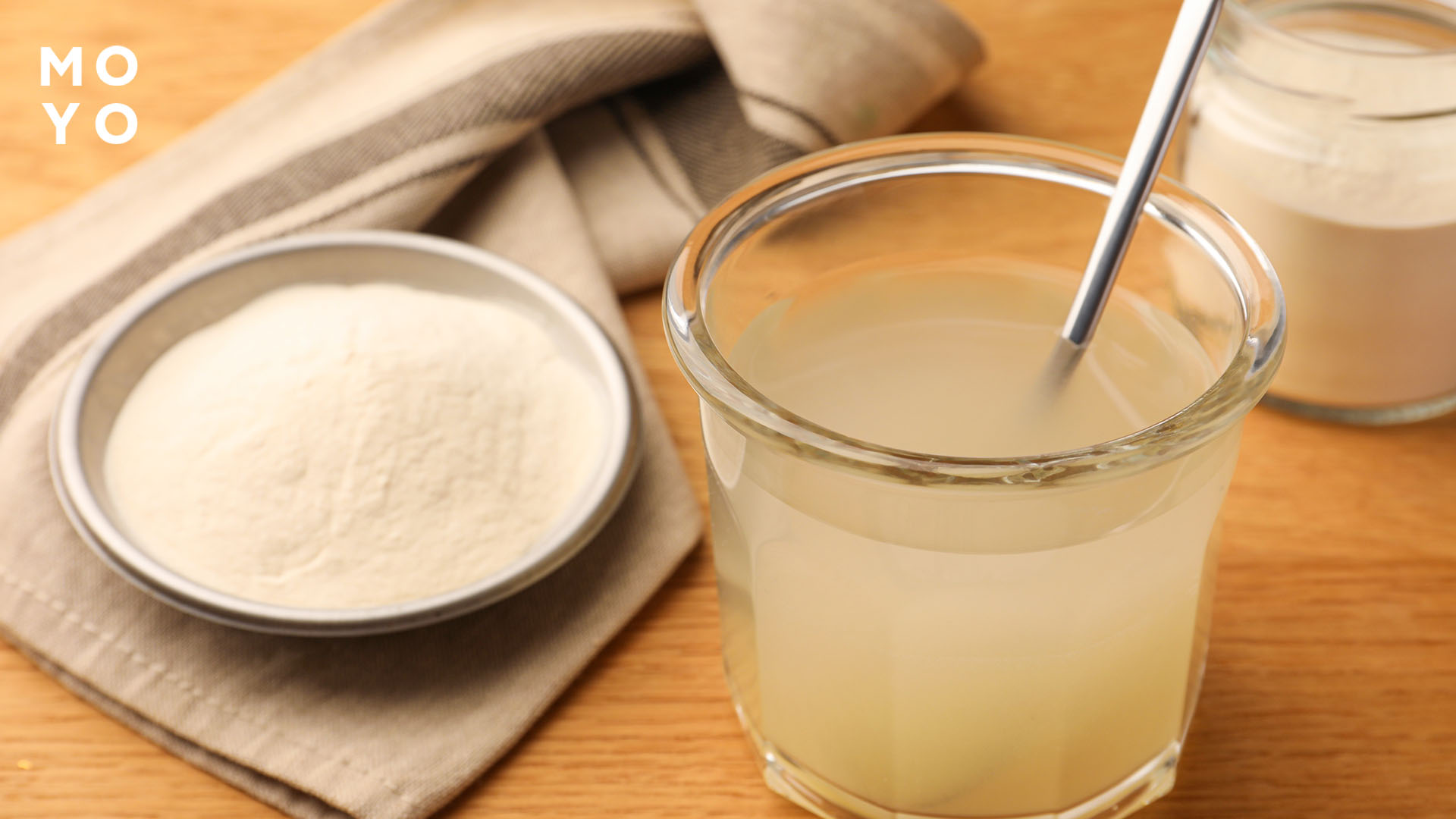 Розведення агар-агару у склянці з водою