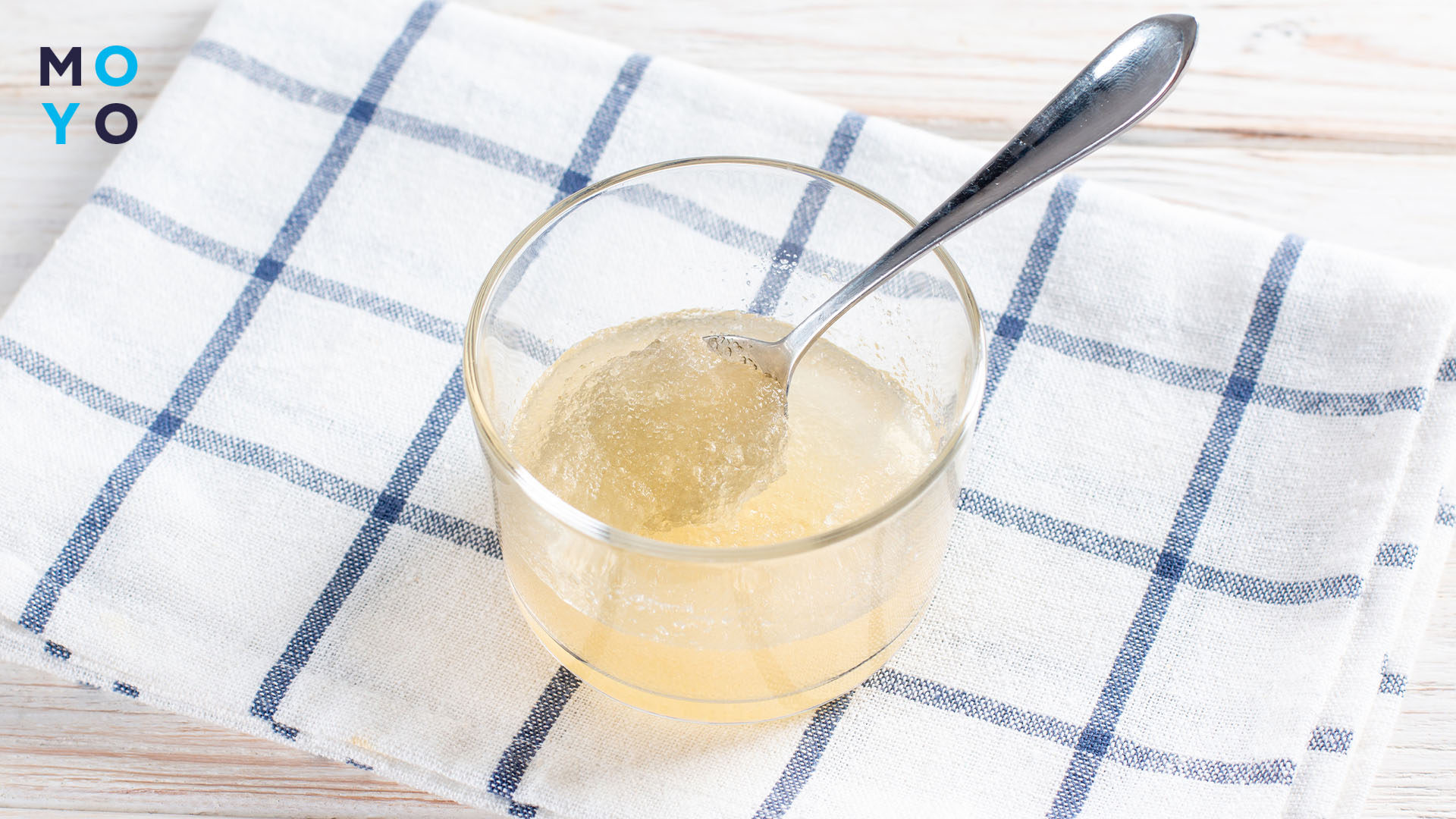 Растворение агара-агара в стакане с водой