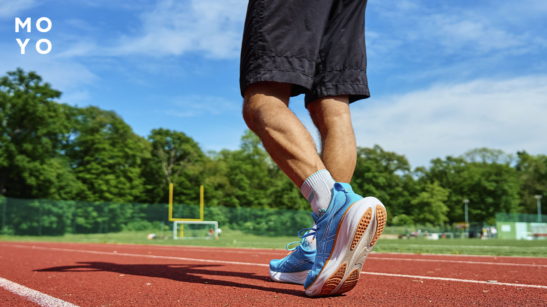 Кроссовки Asics на ногах бегуна