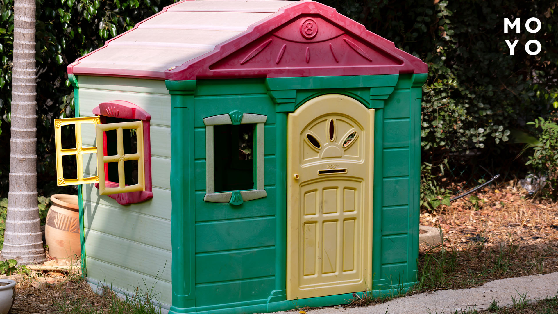 Дитячий теремок уздовж дачної доріжки