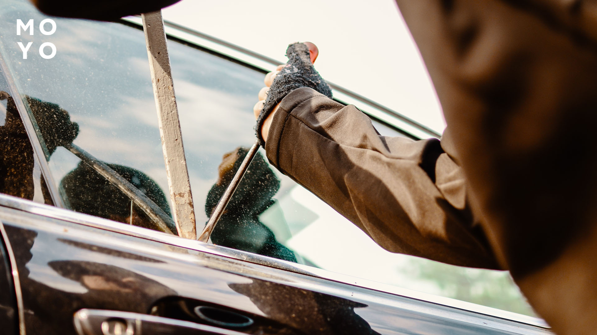 Разбивание бокового стекла автомобиля