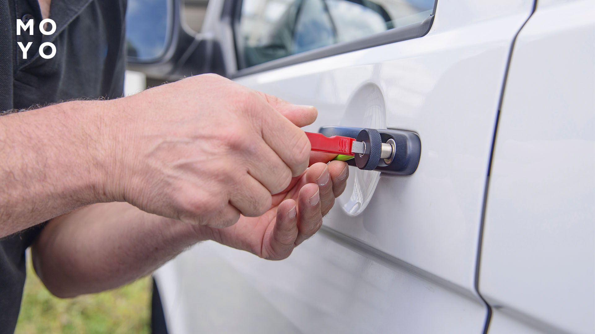 Ломання личинки замка за допомогою викрутки