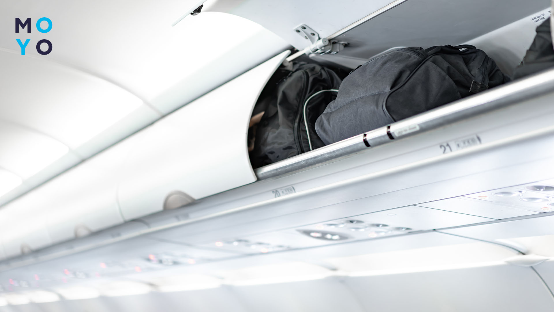 верхня полиця літака