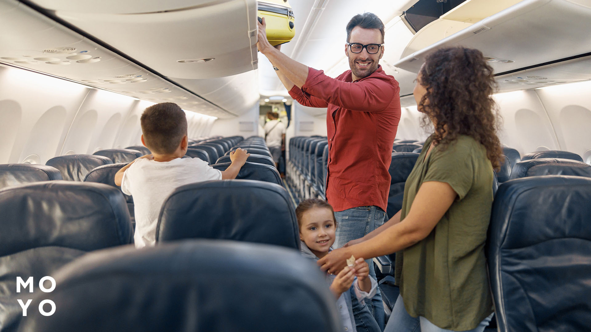 сім'я на борту літака