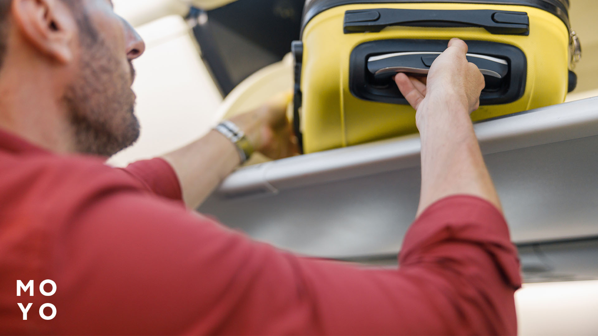 мужчина и ручная кладь