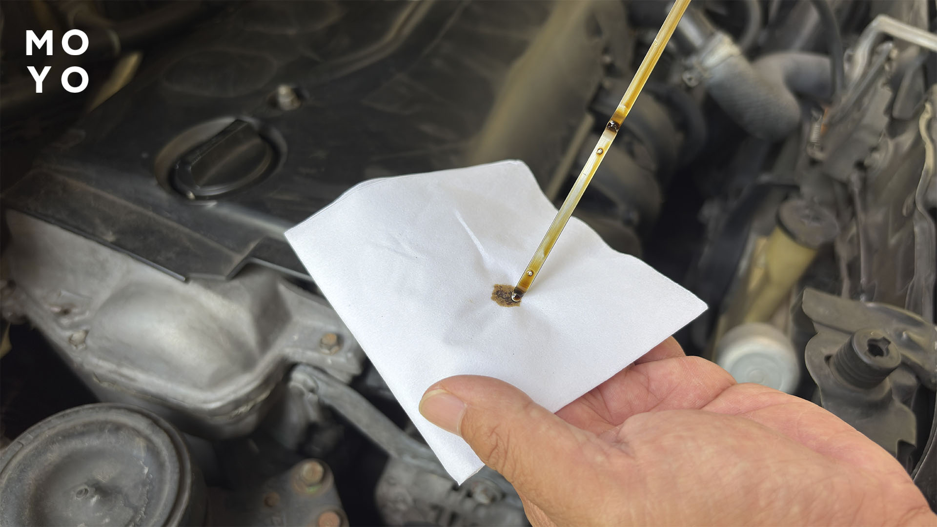 Проверка автомобильного масла по щупу