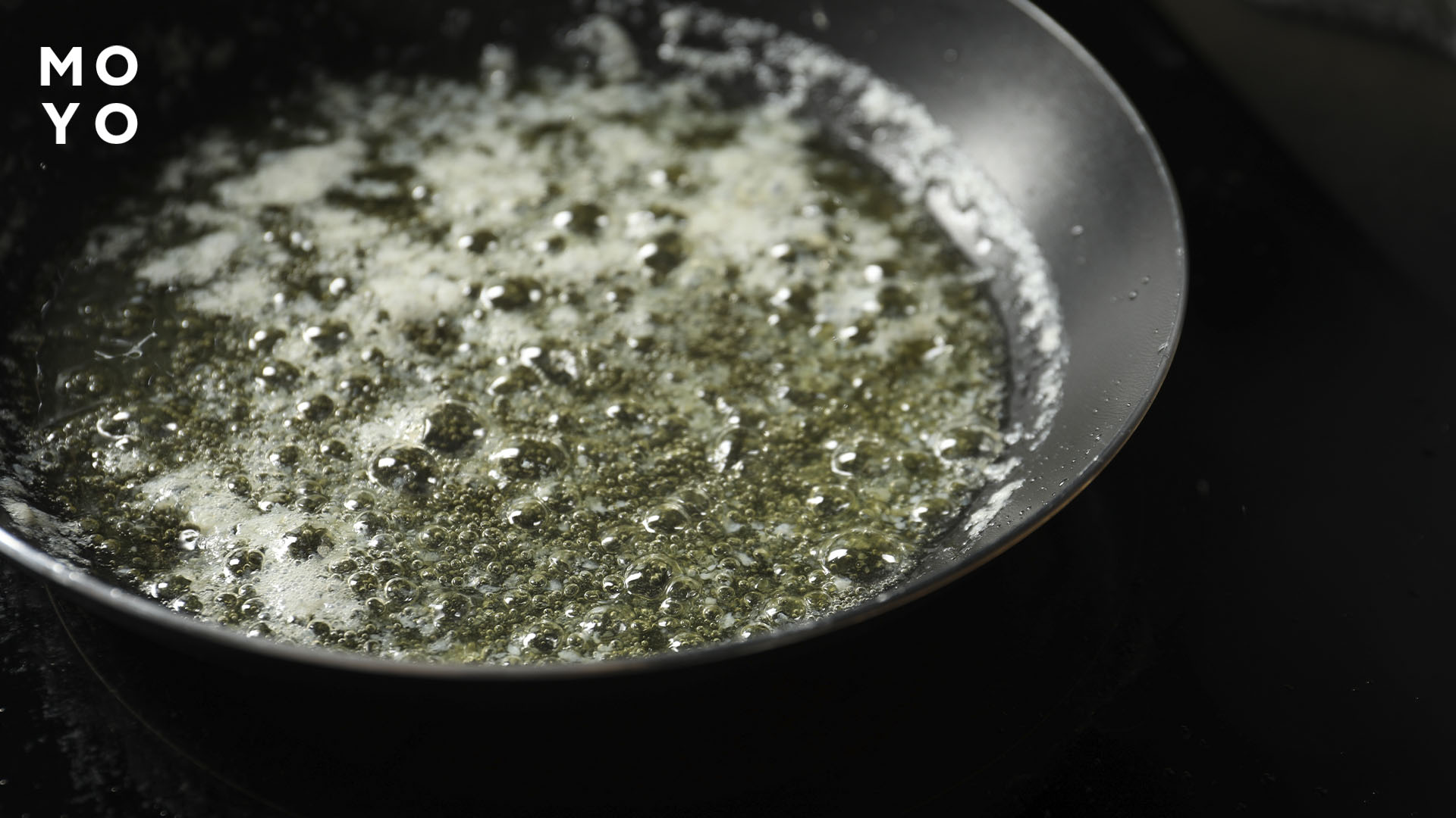 Прокаливание сковороды с маслом