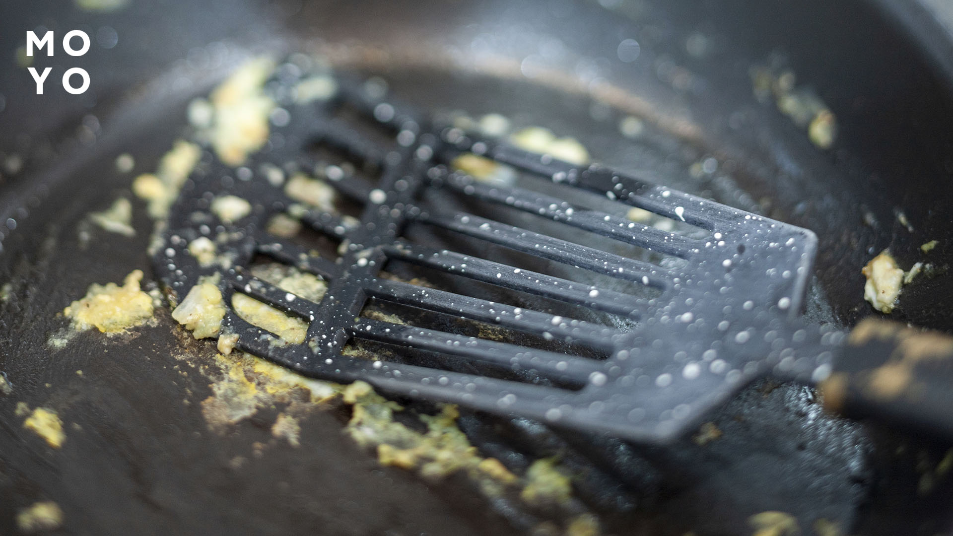 Сковорода с пригоревшей едой