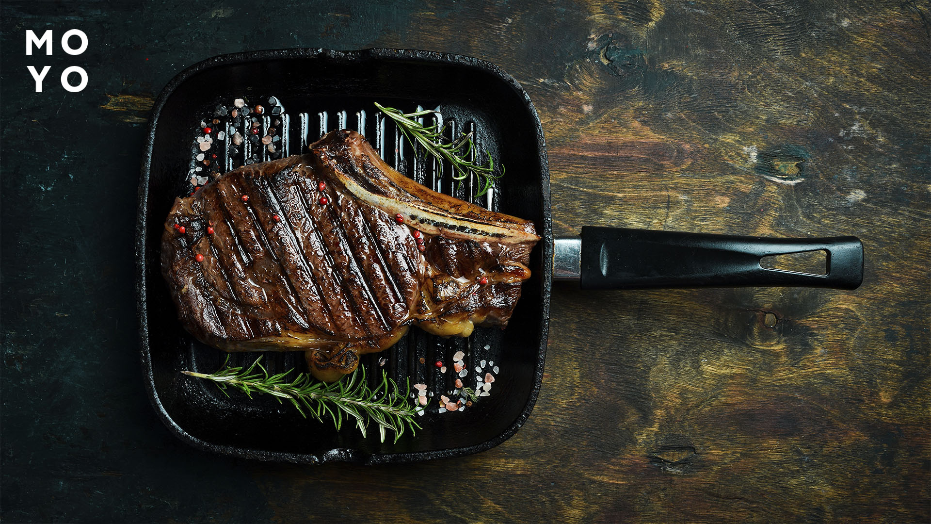 Жарка мяса на сковороде гриль с рифленым дном