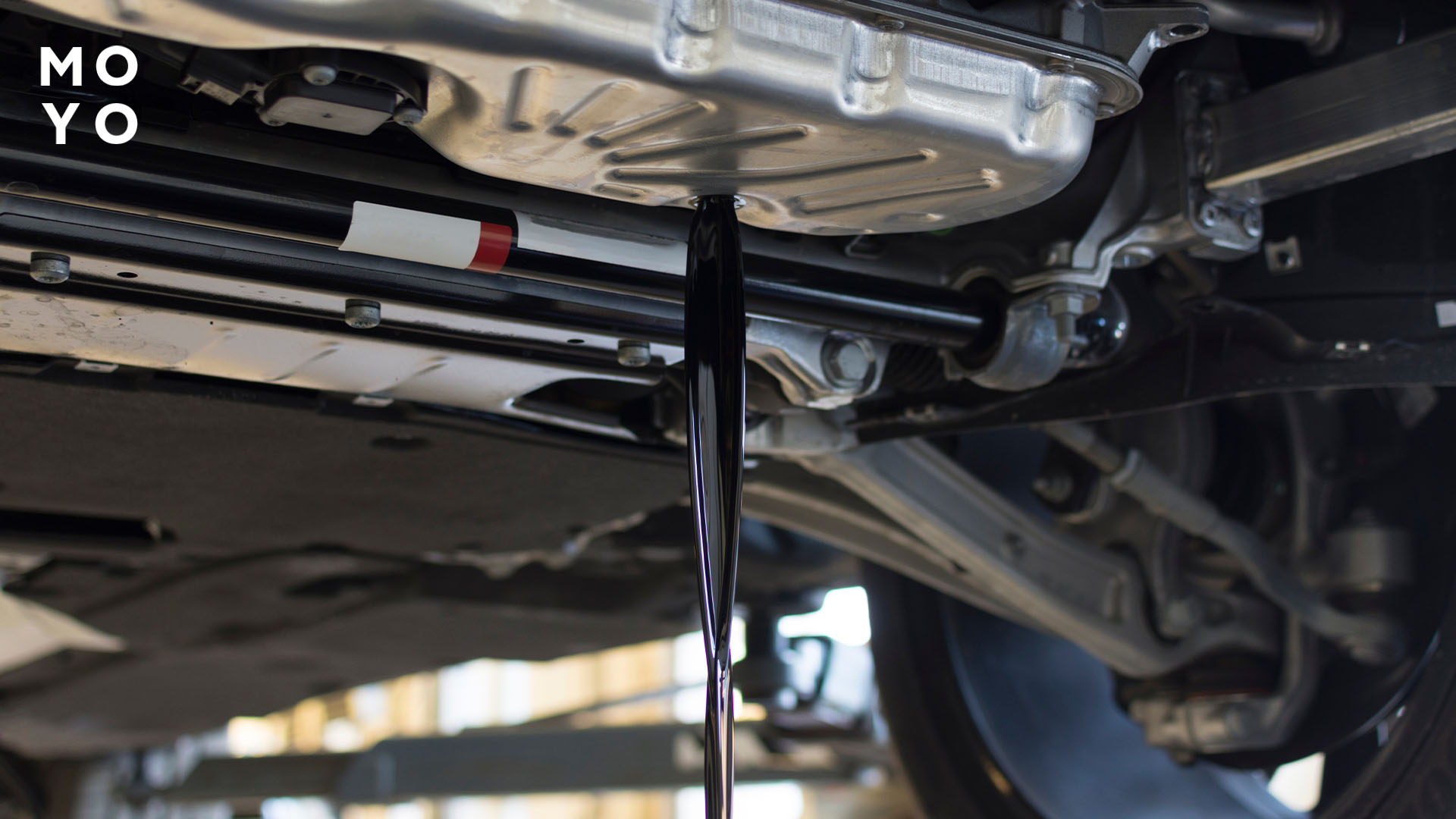 струмінь густої чорної субстанції