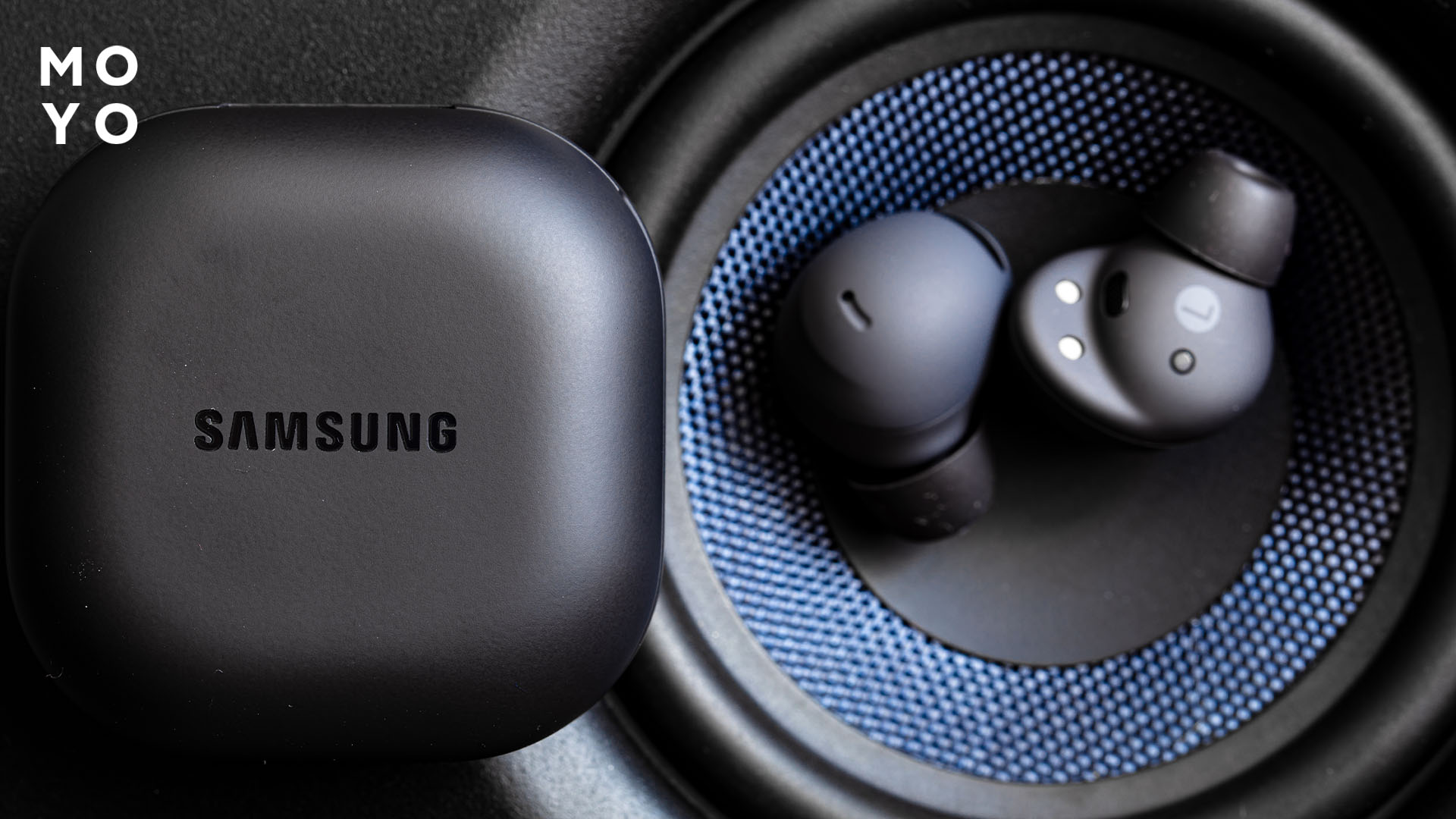Навушники Samsung у чорному кейсі