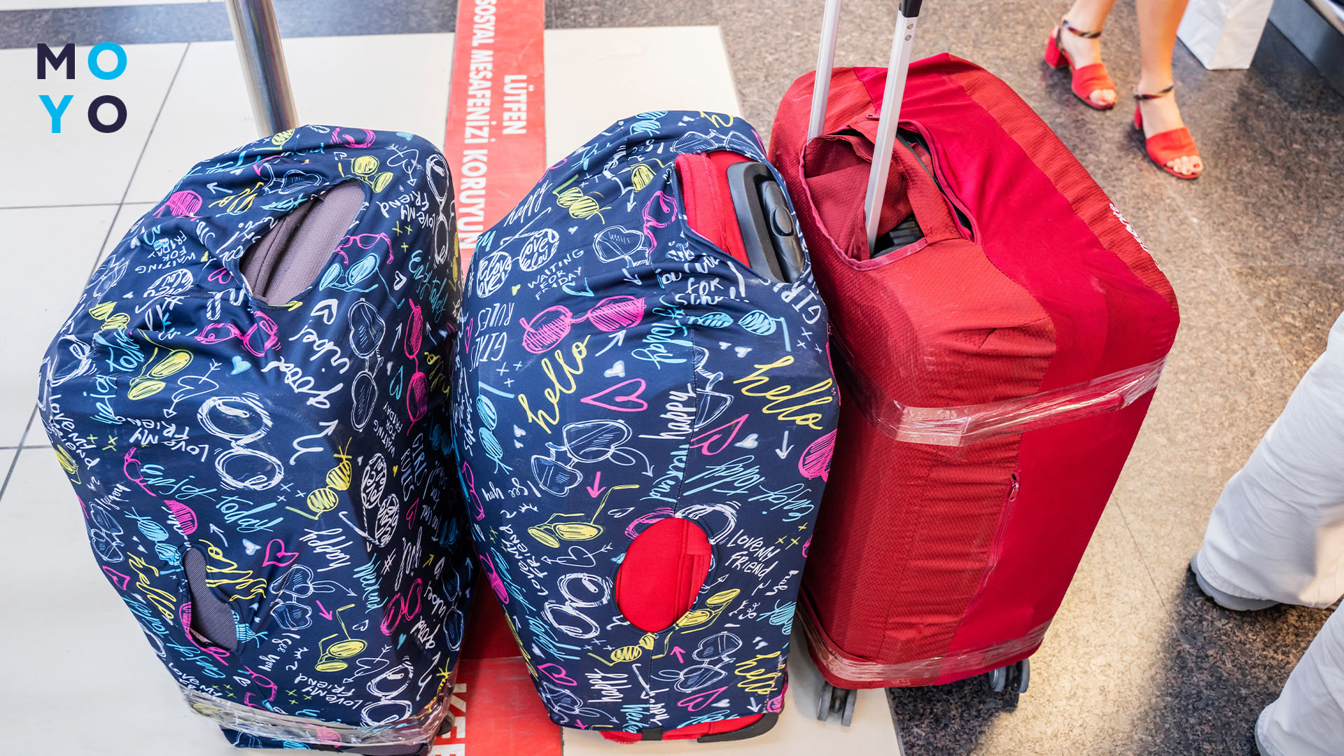 Чемоданы в защитных чехлах из текстиля