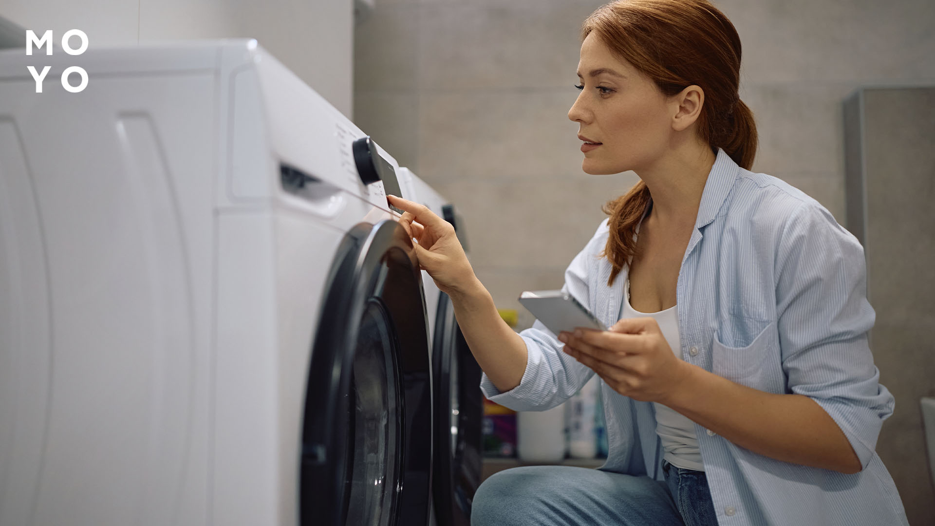 дівчина вибирає режим прання