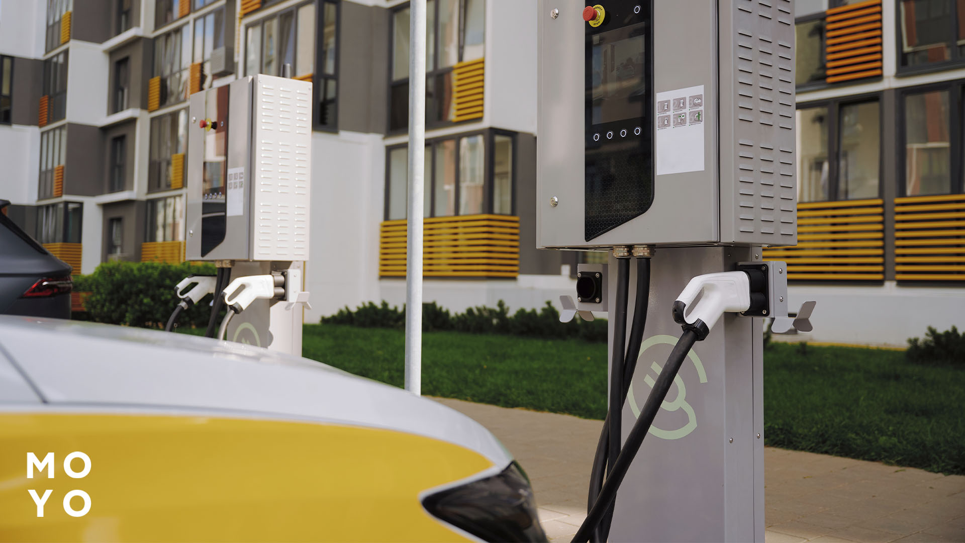 станція для зарядки на паркінгу