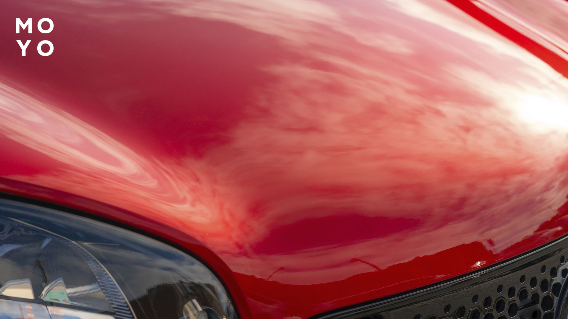 червоне лакофарбове покриття автомобіля