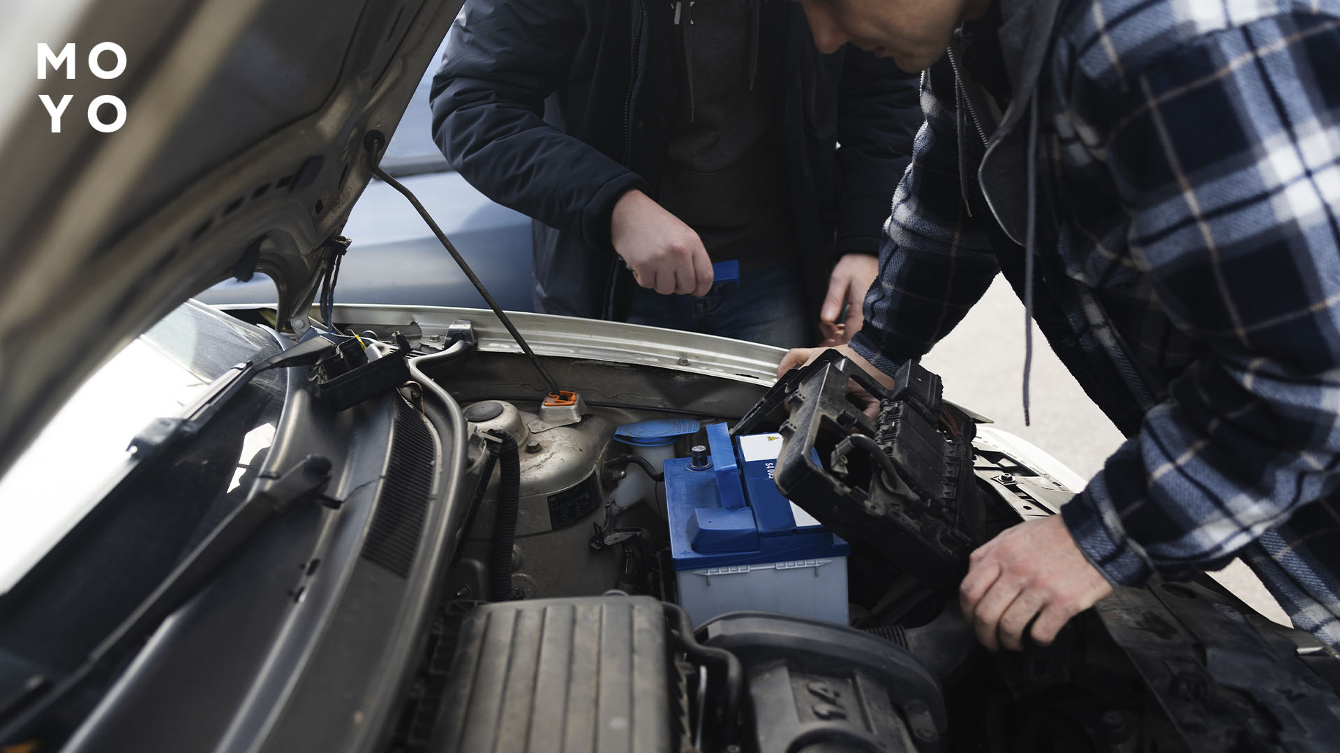 подключить аккумулятор к автомобилю