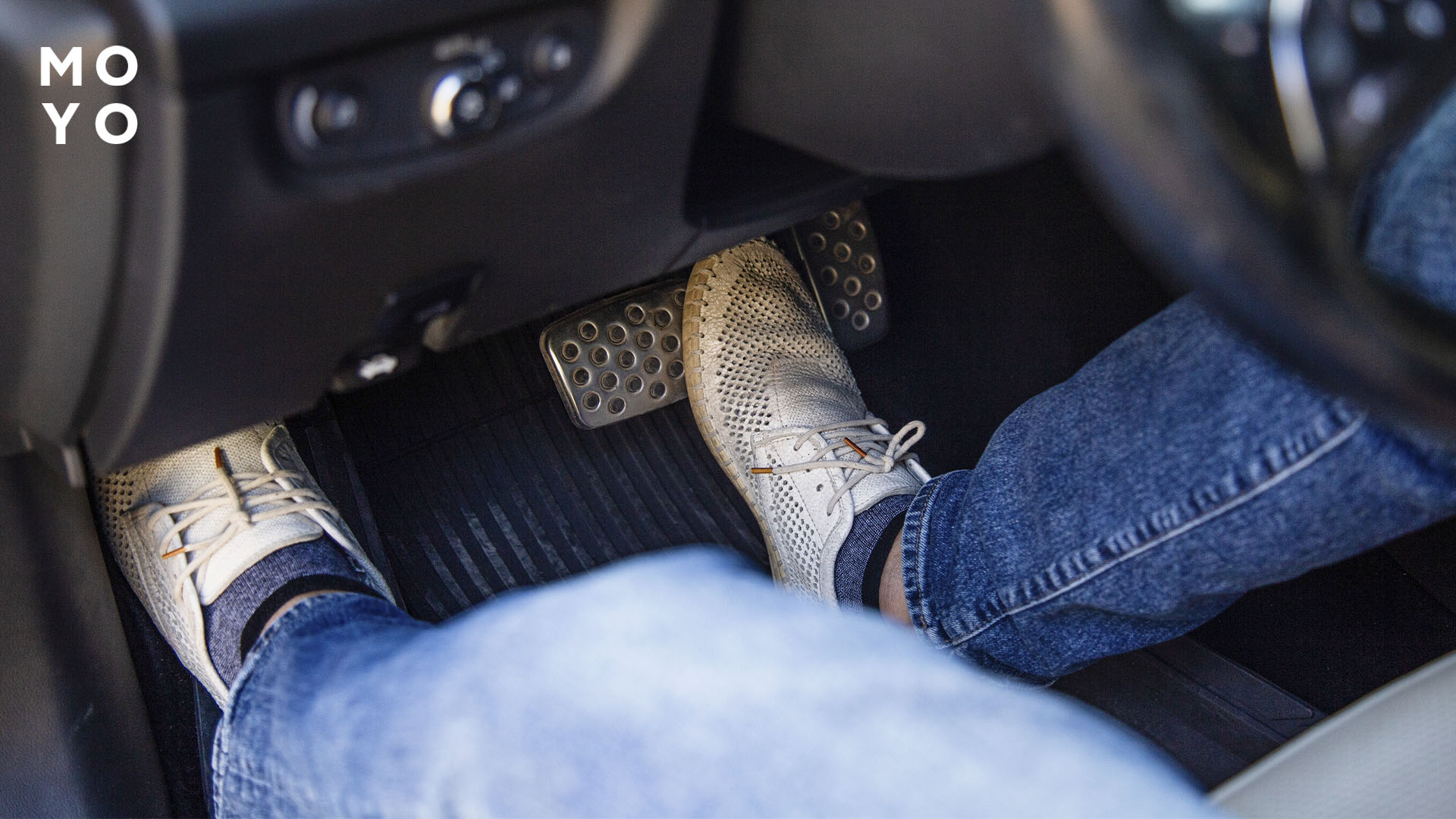 педаль провалюється