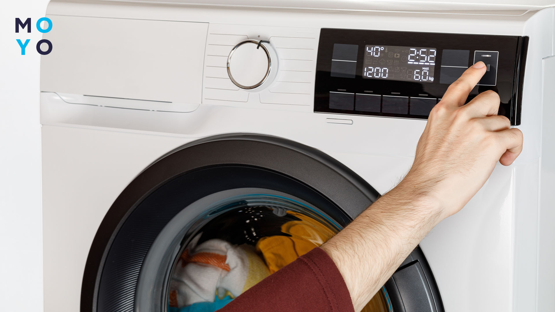 мужчина настраивает стиралку