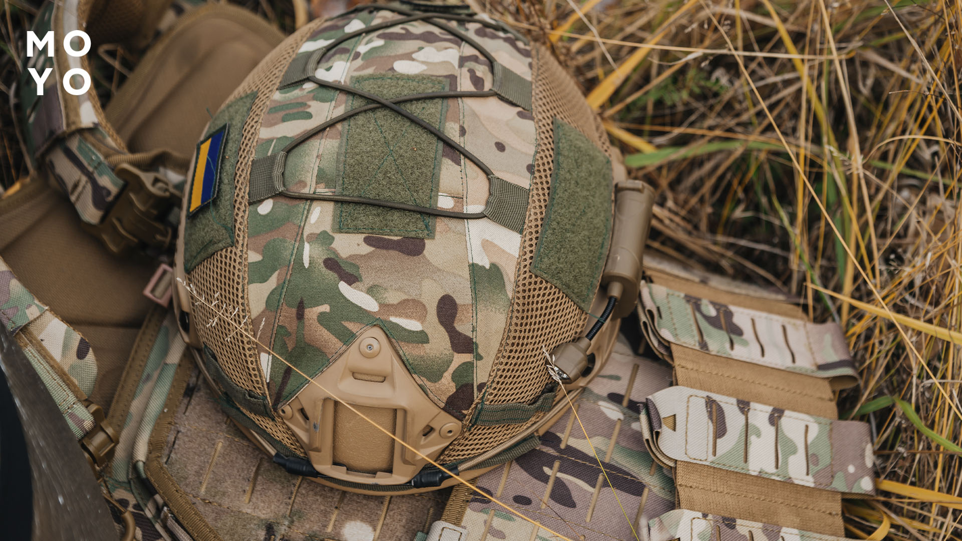 військовий шолом і екіпірування українського солдата