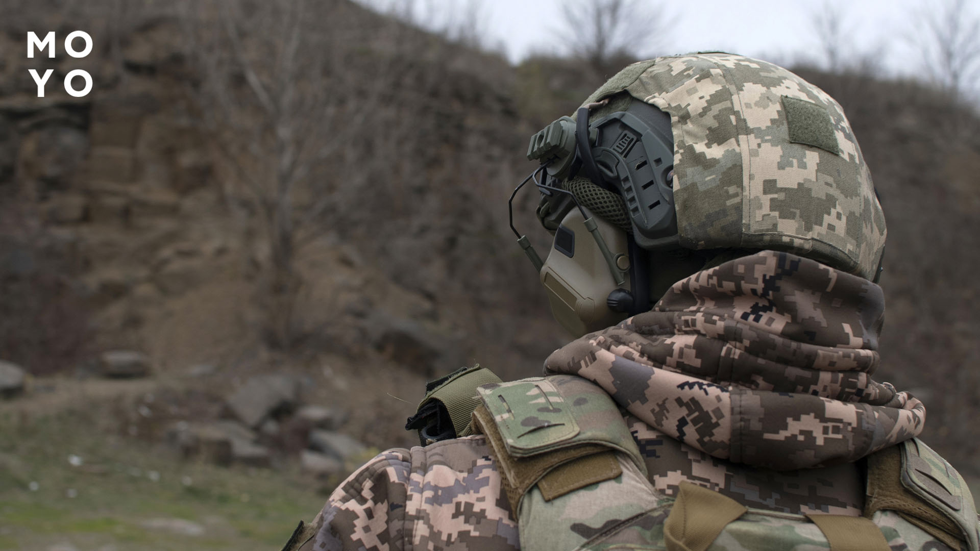 армійський шолом на бійці