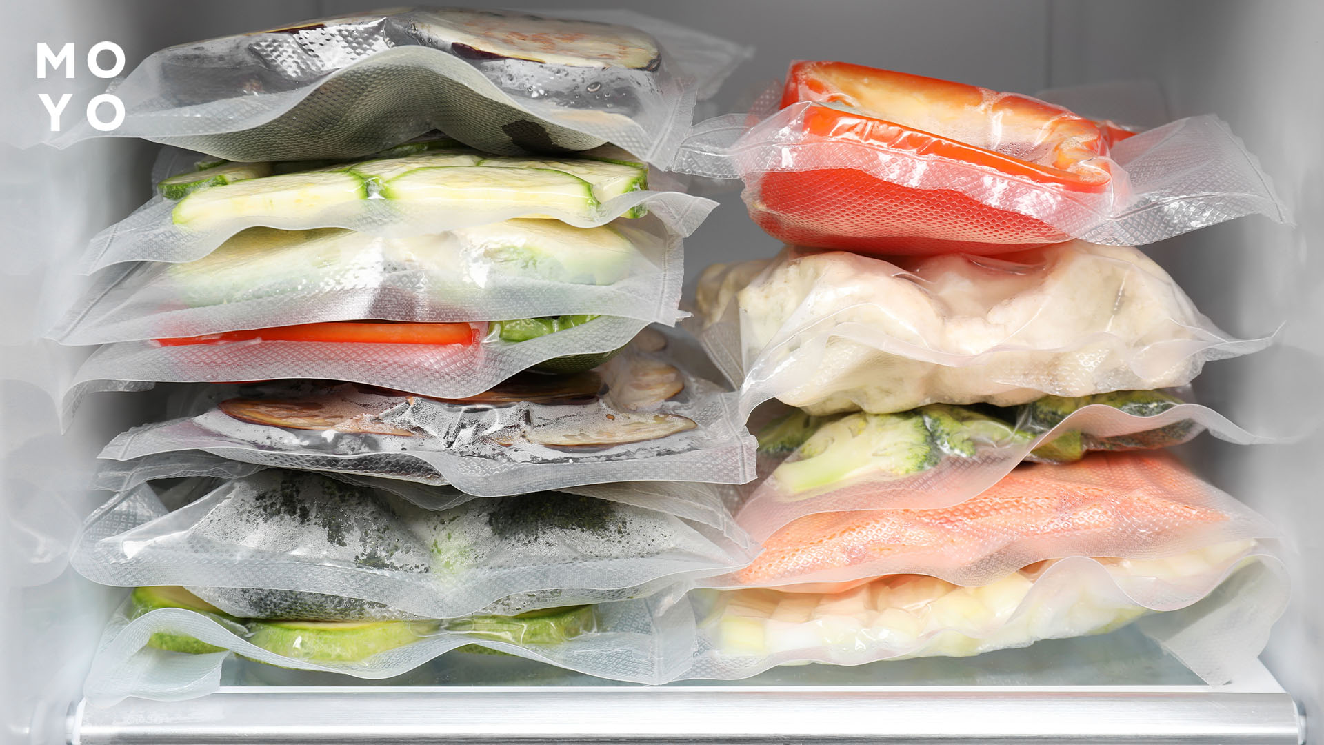 стопки вакуумованих пакетів з овочами в холодильнику