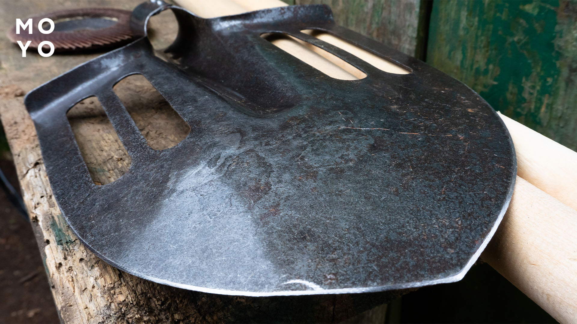 Заточенная кромка штыковой лопаты