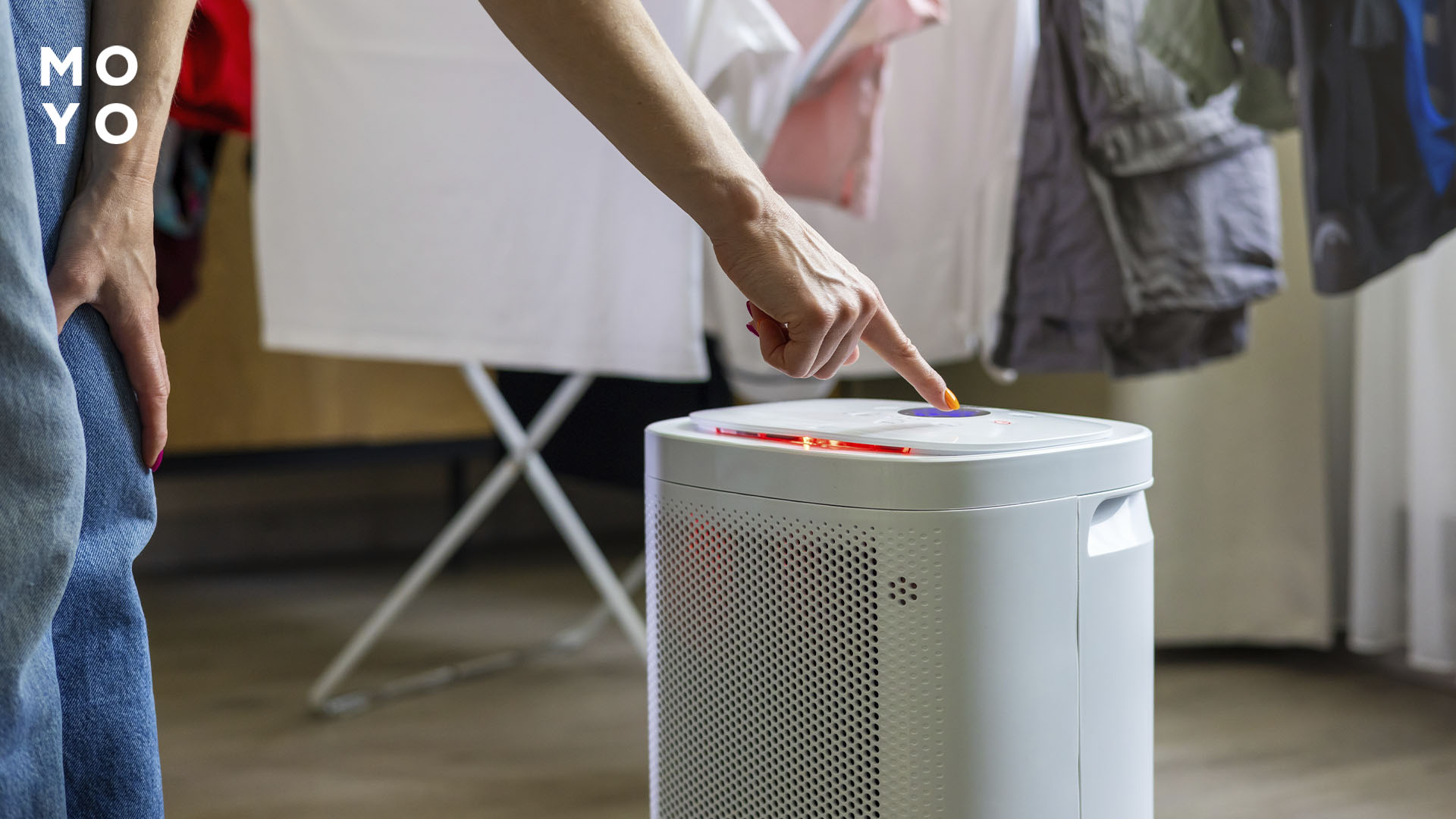 включенный осушитель воздуха при сушке белья в квартире