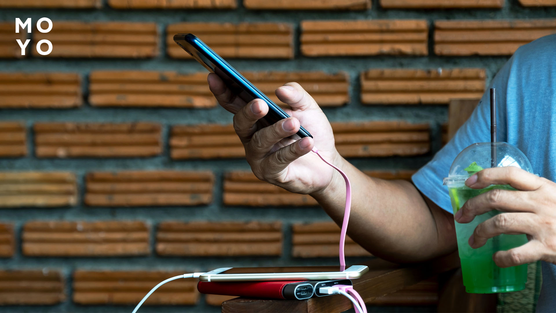 прокручувати стрічку під час заряджання телефону