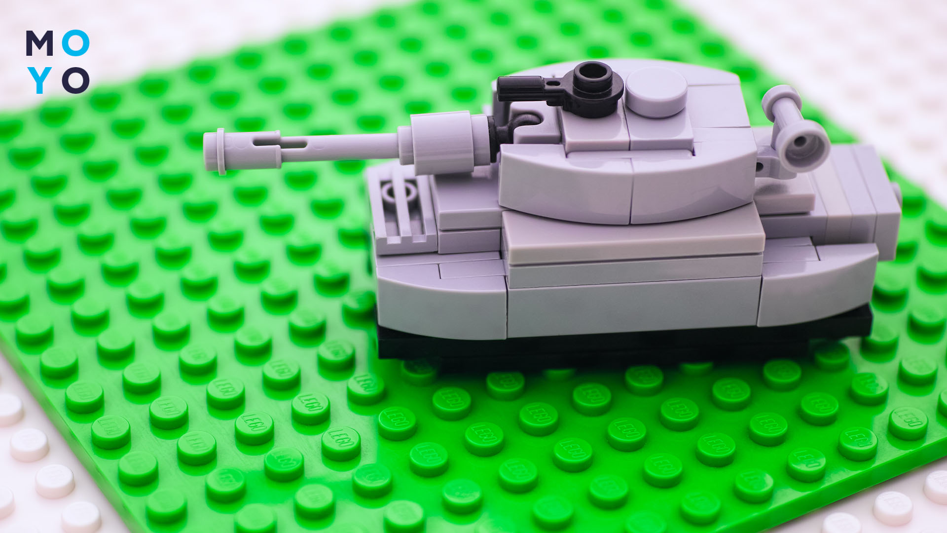 простий танк із ЛЕГО