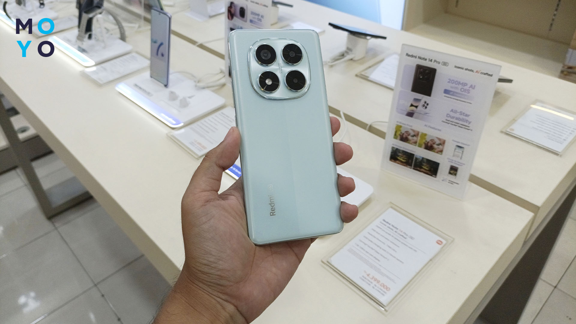 смартфон в руці