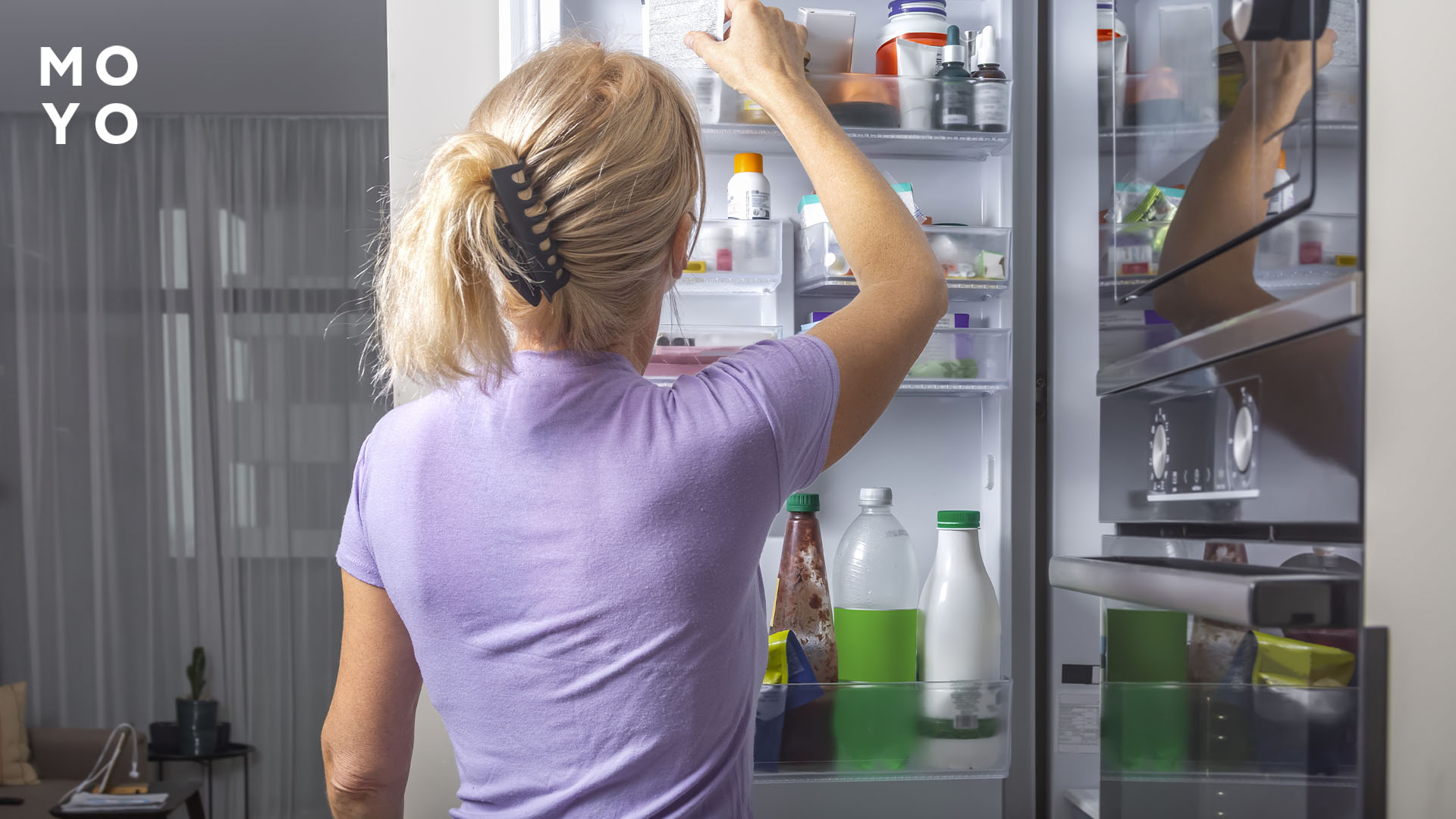 женщина открывает холодильник
