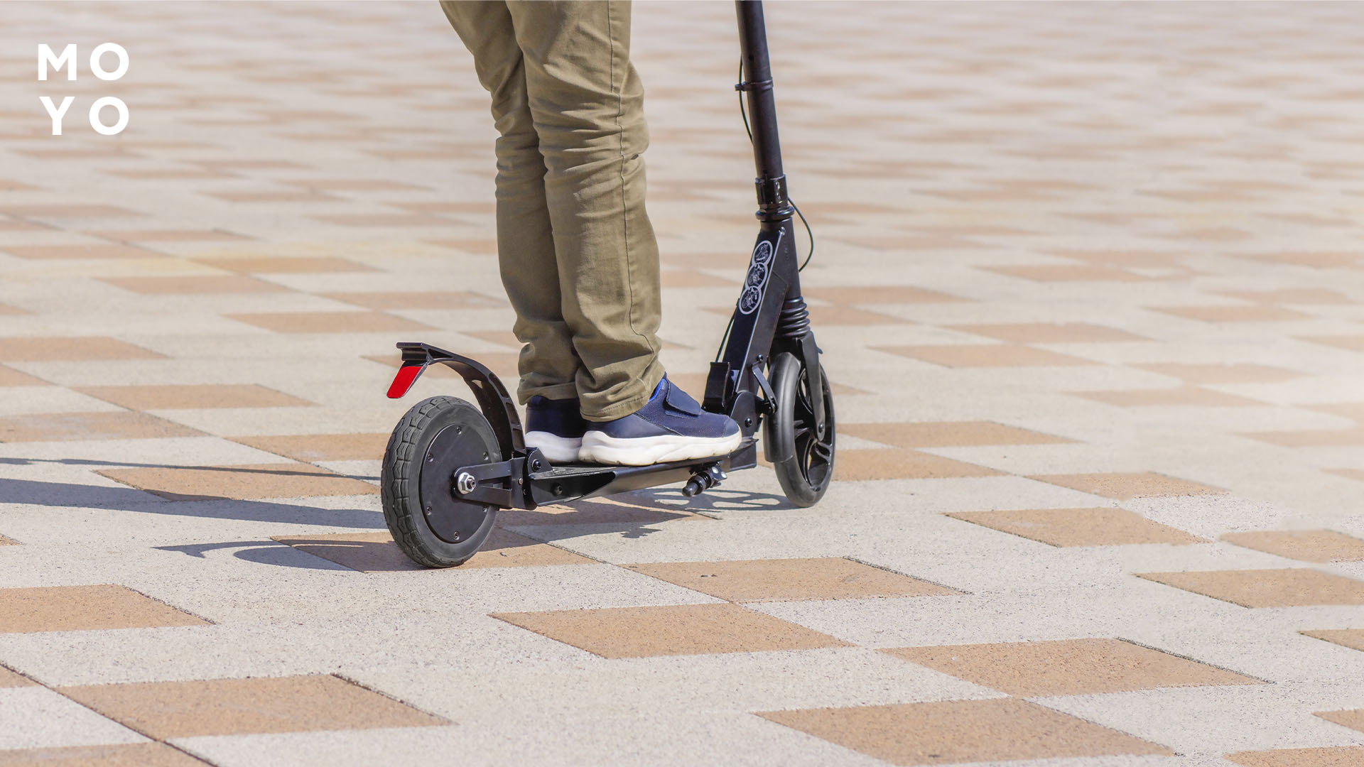 Електросамокат на міській площі