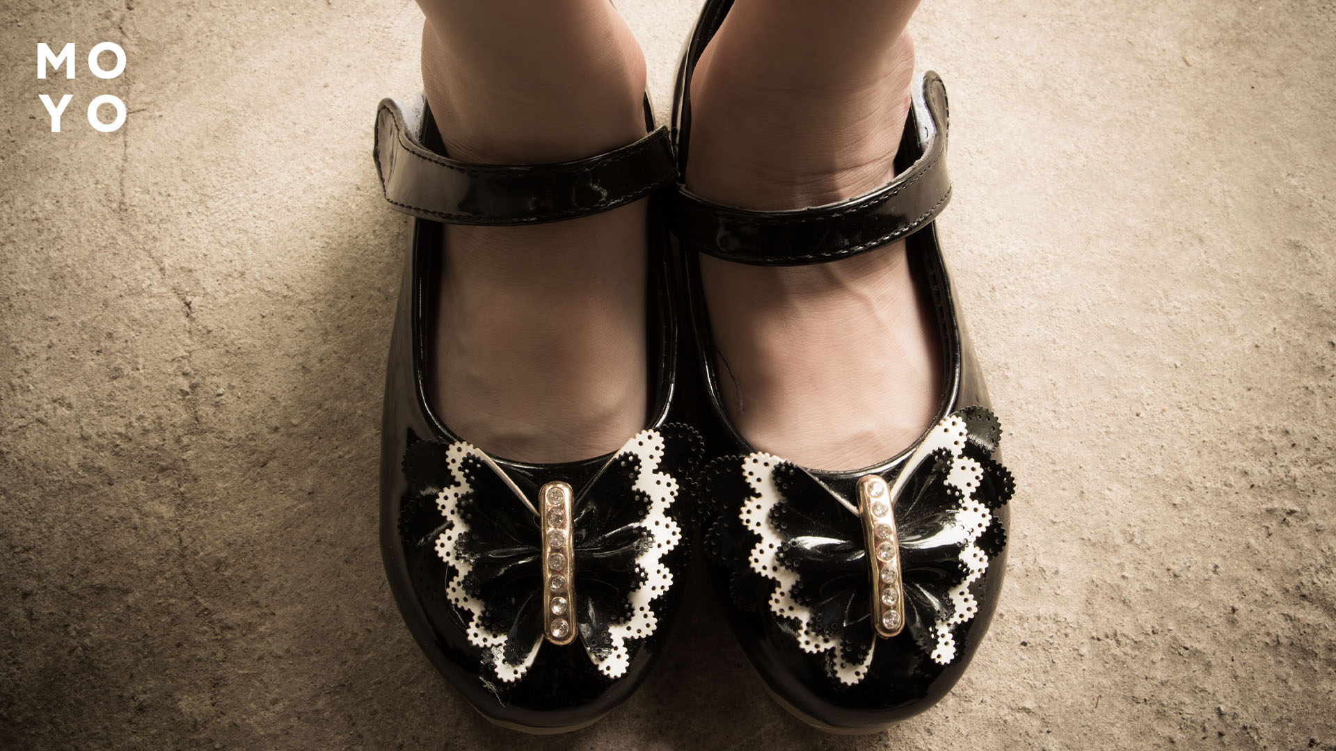 великі за повнотою туфлі для дівчинки