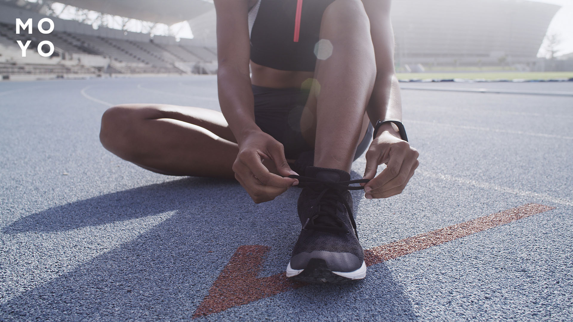 дівчина в бігових кросівках