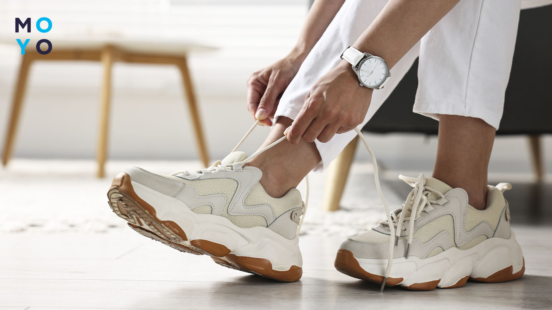 кросівки на ногах у жінки