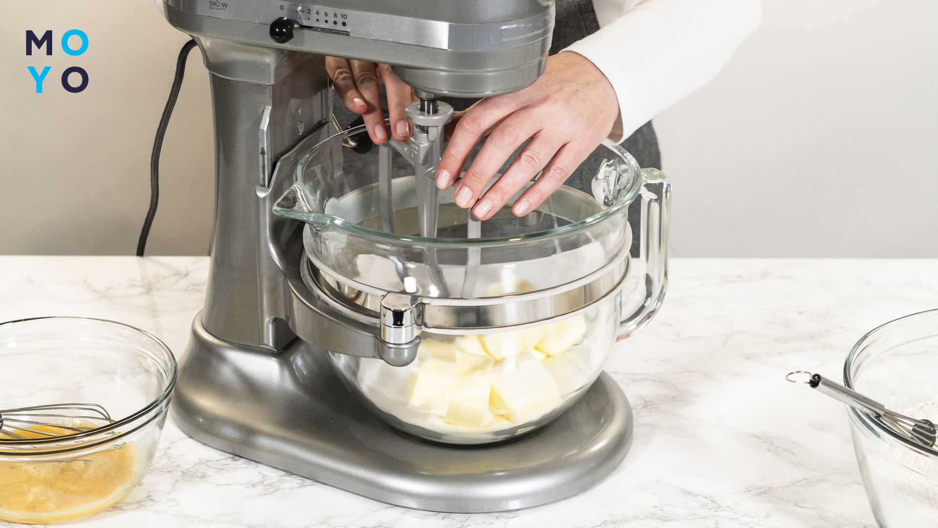 смешивание продуктов кухонным комбайном