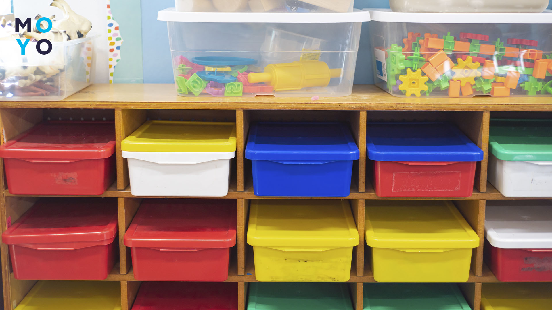 Пластикові контейнери та коробки