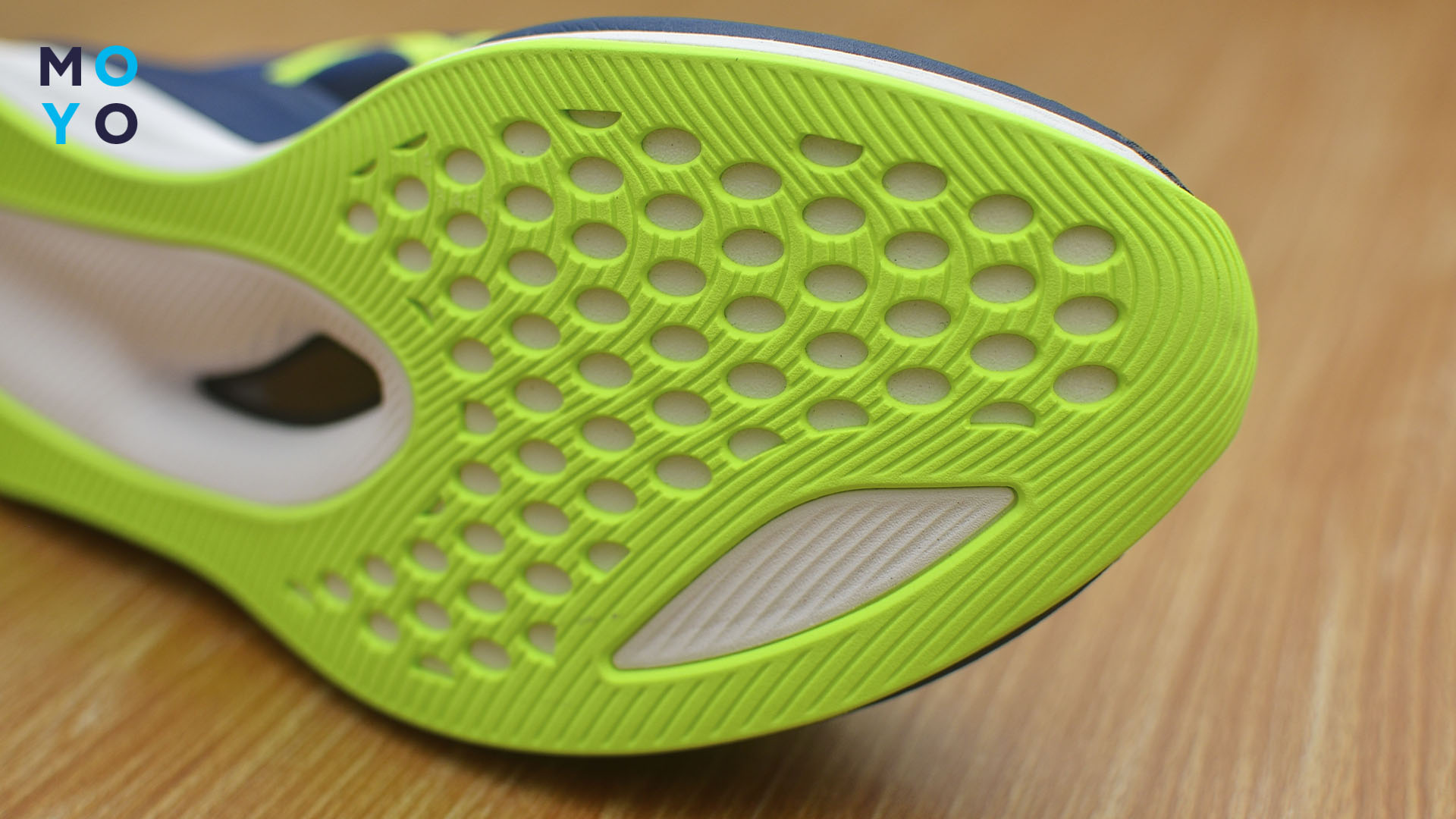 підошва фірмових кросівок