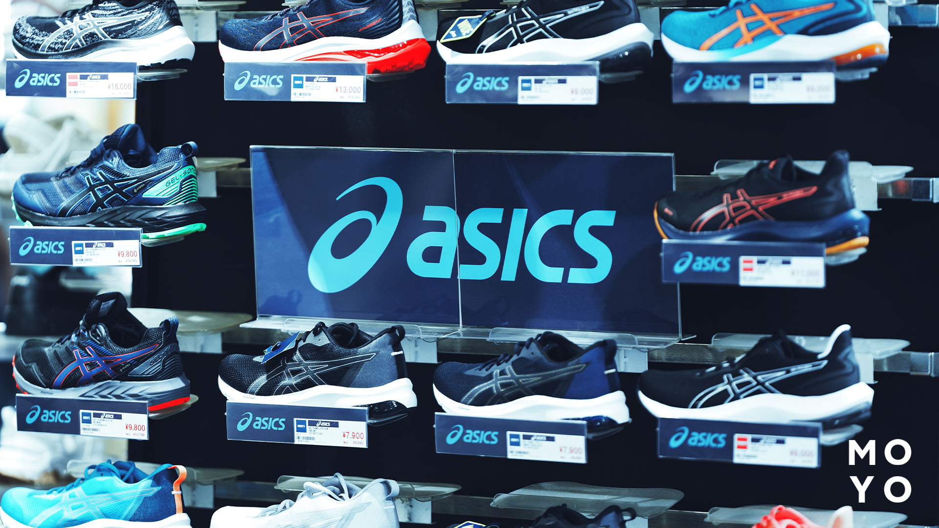 стилаж с фирменными моделями асикс