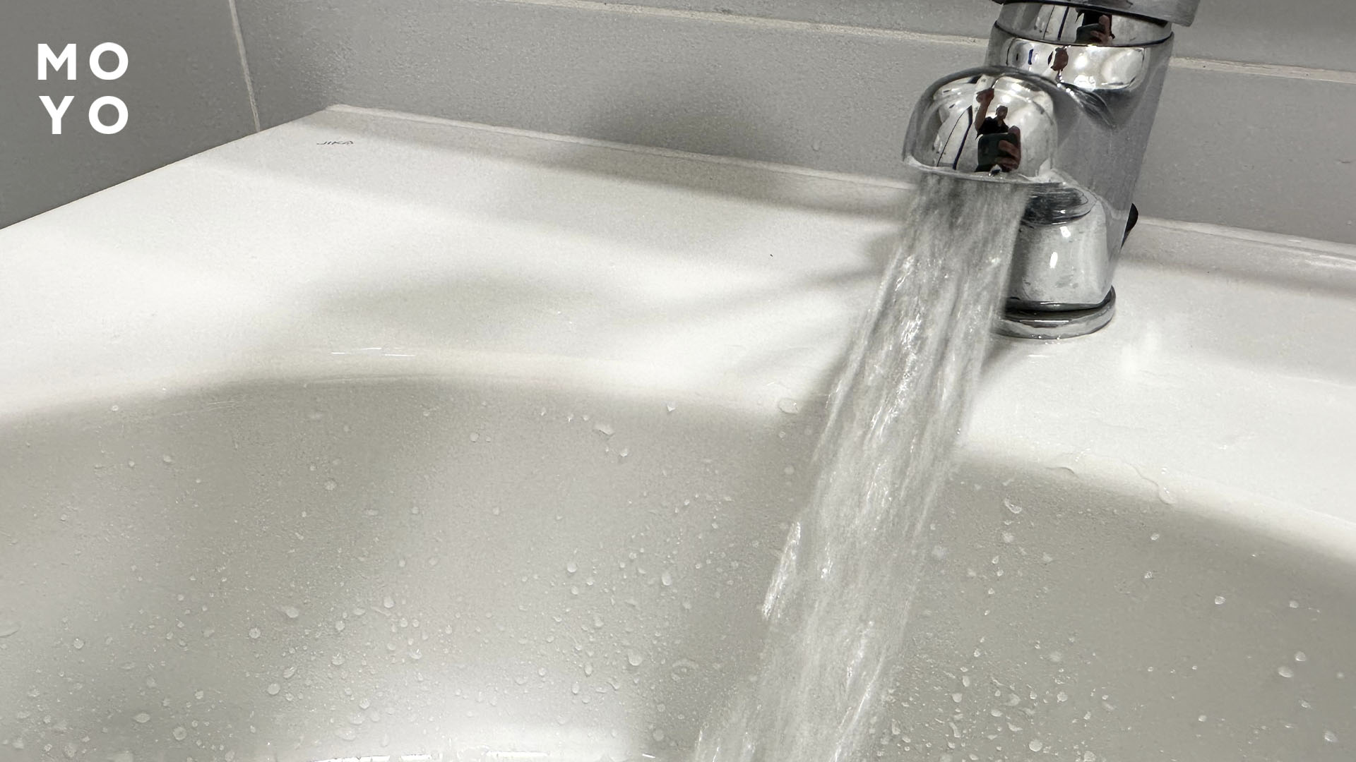 мощная струя из-под крана