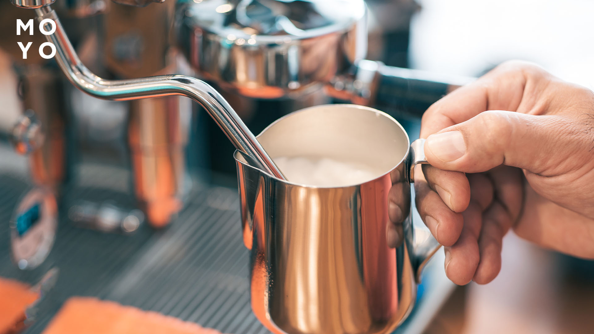 Взбить молоко в питчере