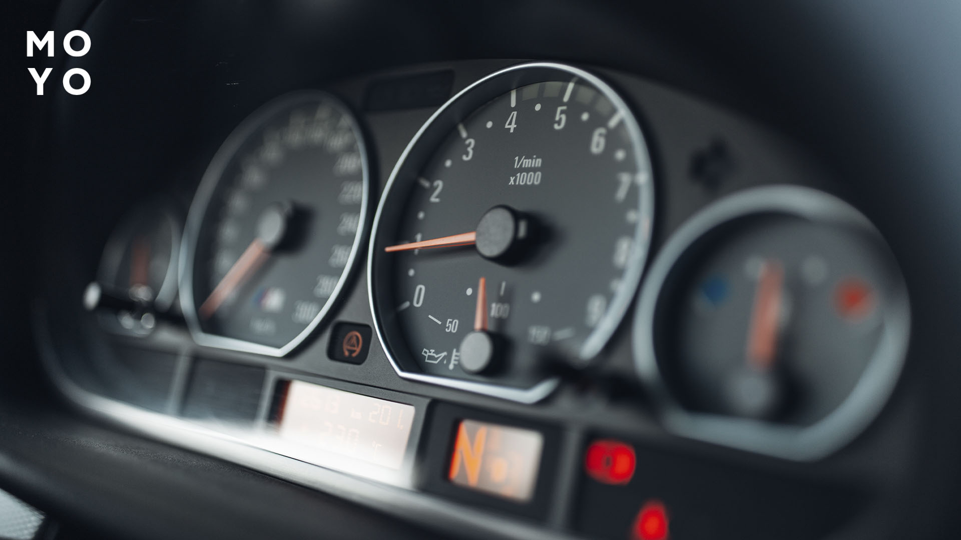 стрелка или цифровое значение на тахометре гуляет вверх-вниз