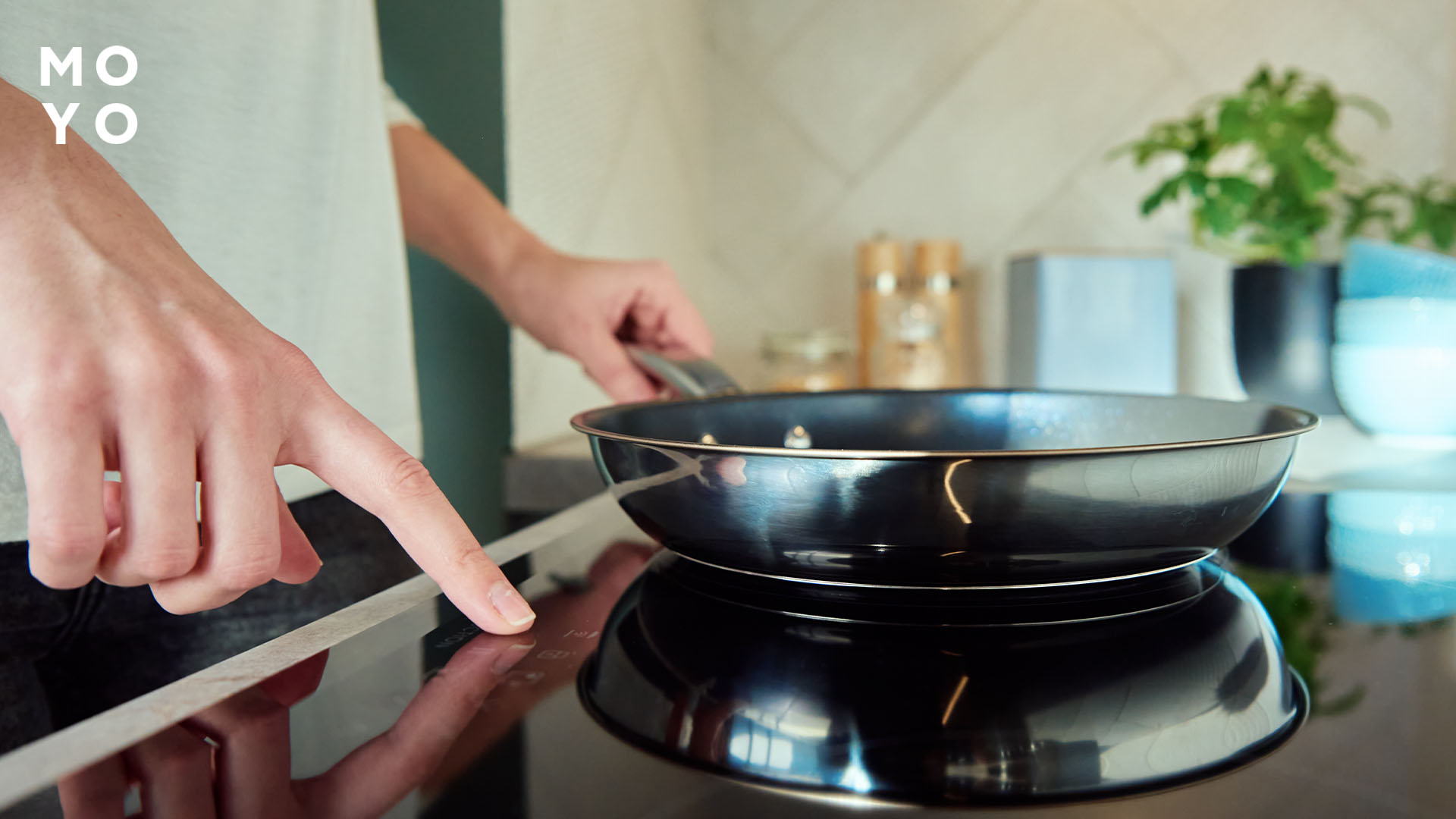 Человек включает сенсорную плиту