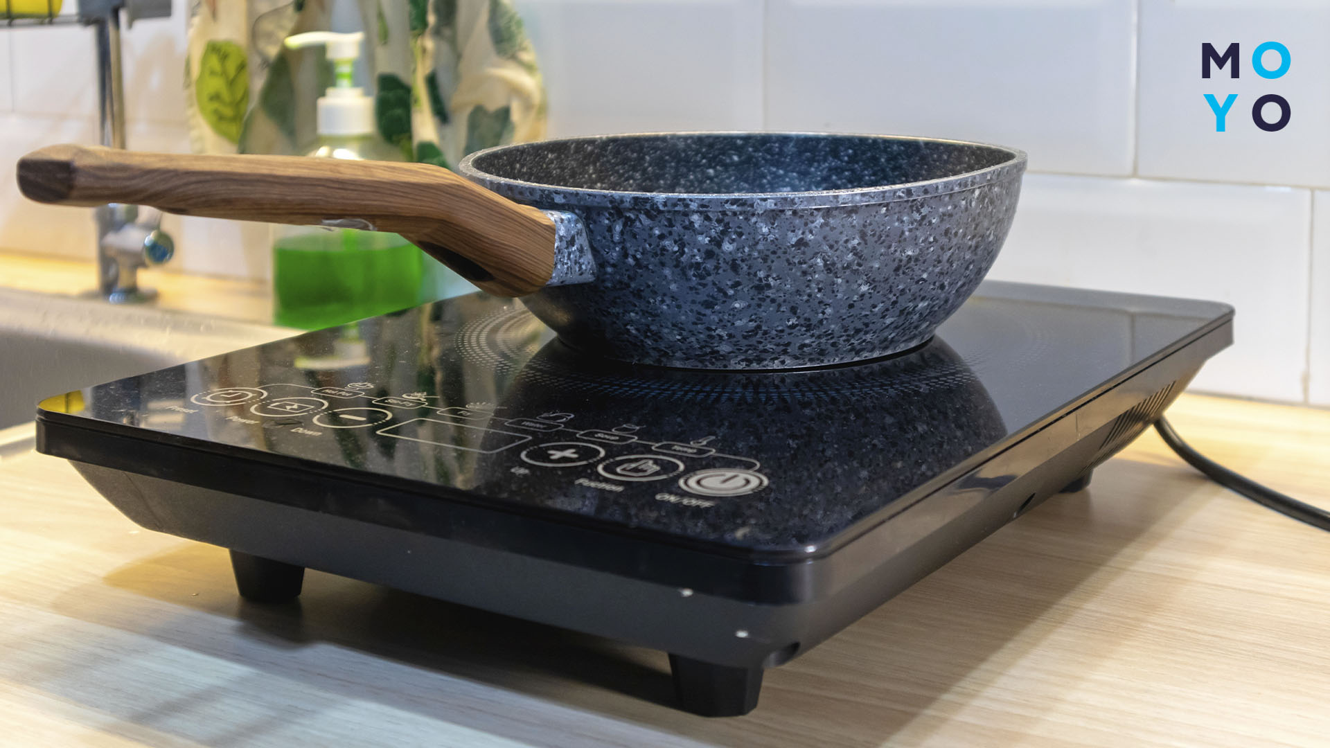 Портативна електроплита на столі