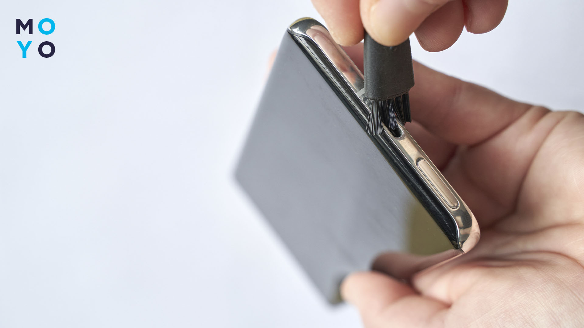 почистити роз'єм смартфона щіточкою