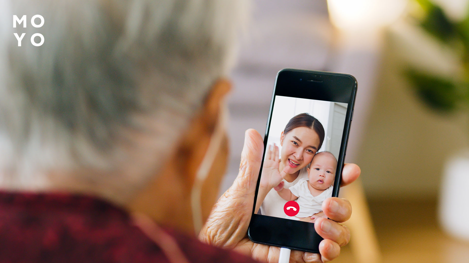Літня жінка розмовляє по відеозв'язку