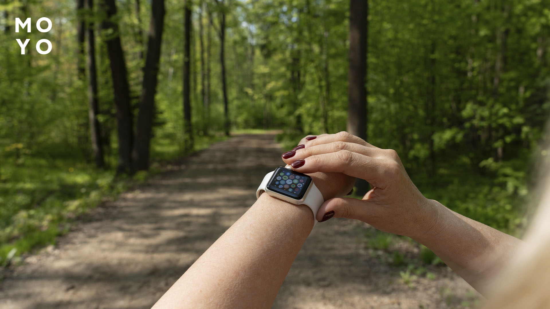 Женщина изучает меню Apple Watch